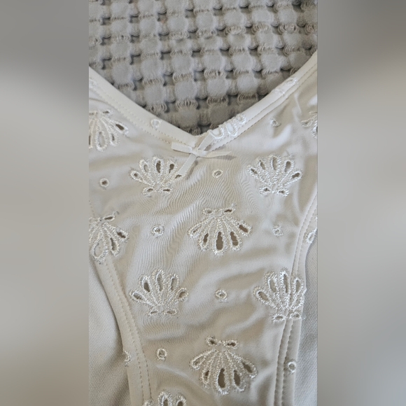 WILD FABLE Eyelet Underwire Bikini Top And Extra High Leg Eyelet Low-Rise.Size S - Picture 13 of 16